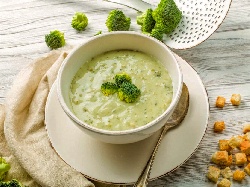 Зеленчукова крем супа от броколи, карфиол картофи и моркови, поднесена с домашни крутони - снимка на рецептата Зеленчукова крем супа от броколи, карфиол картофи и моркови, поднесена с домашни крутони - снимка на рецептата